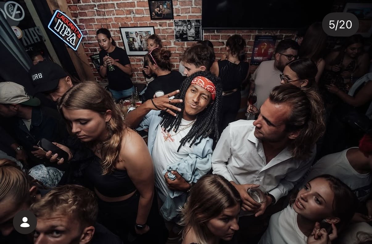 Des amis au milieu de la soirée