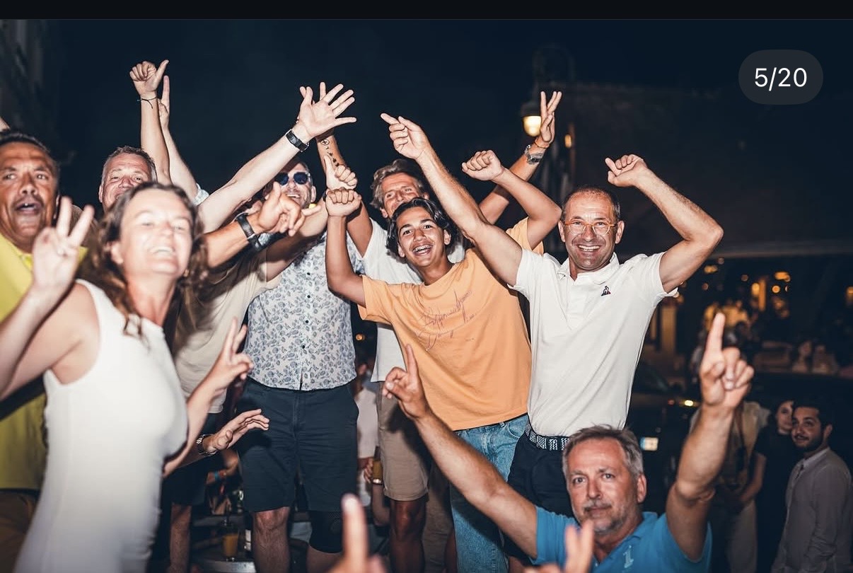 Un groupe qui fête sa soirée en terrasse